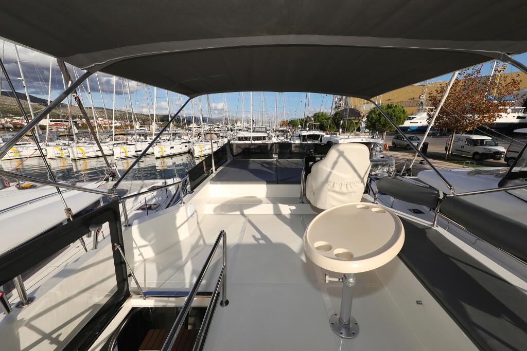 Motor yacht 