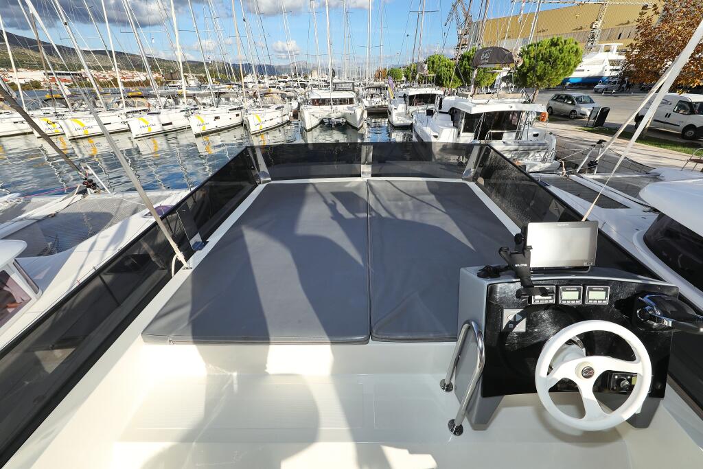 Motor yacht 