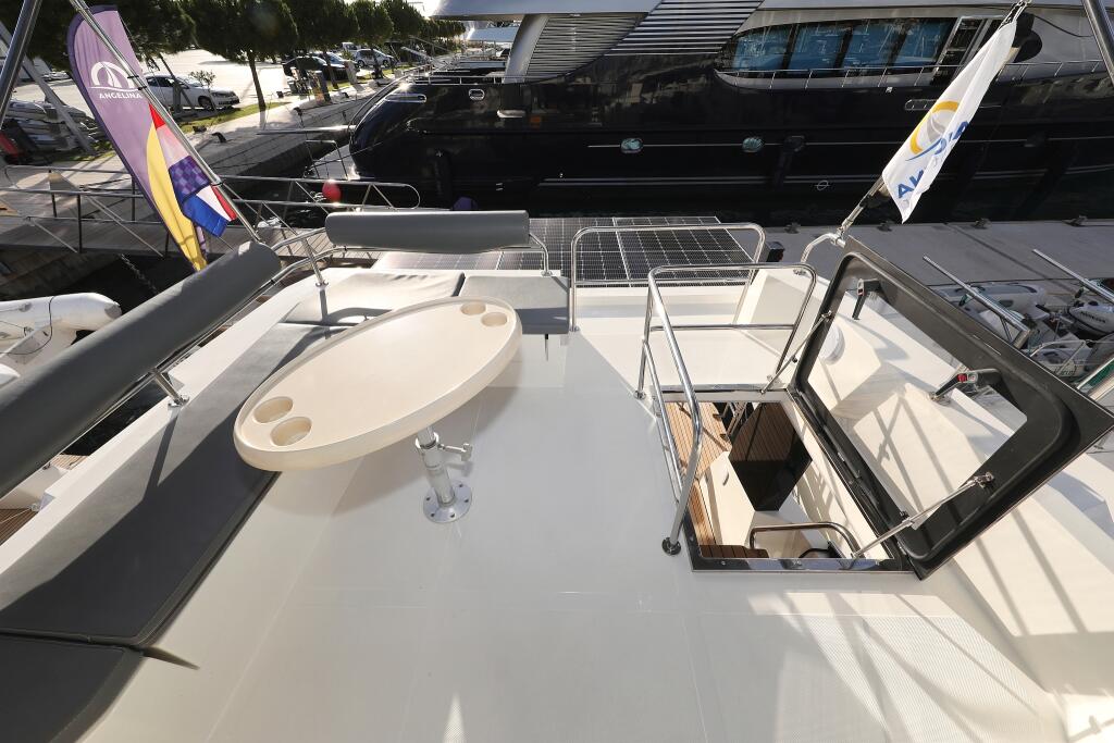 Motor yacht 