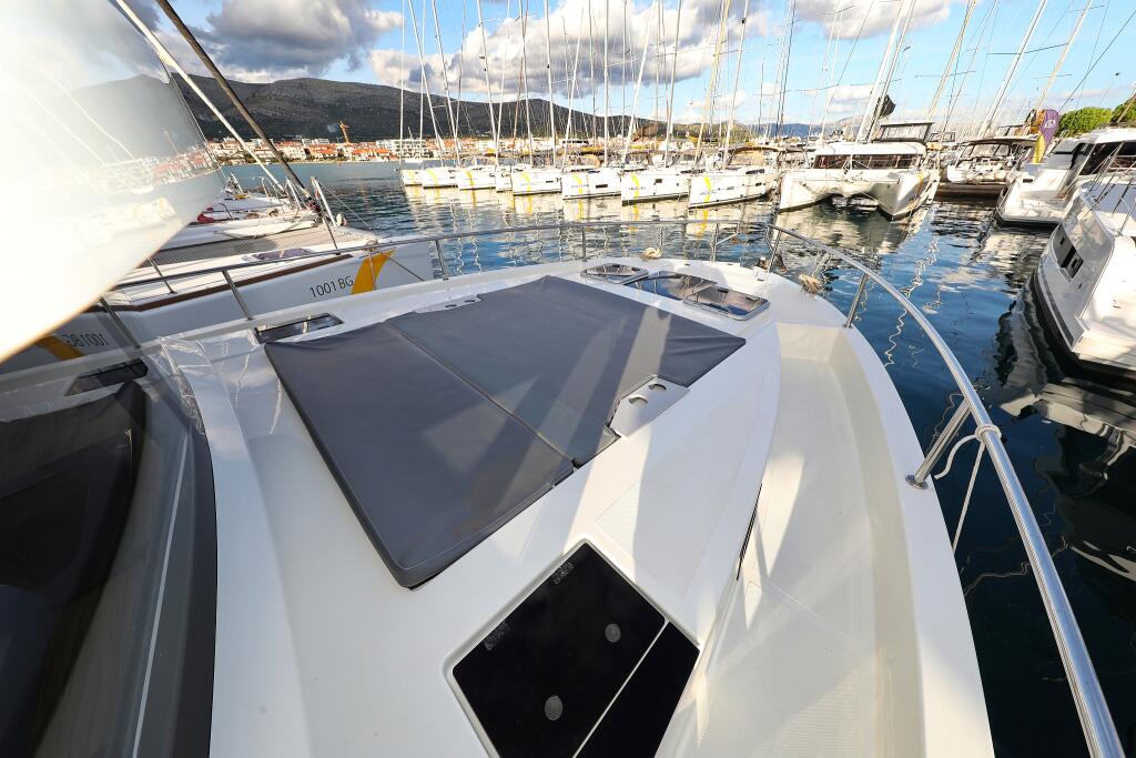 Motor yacht 
