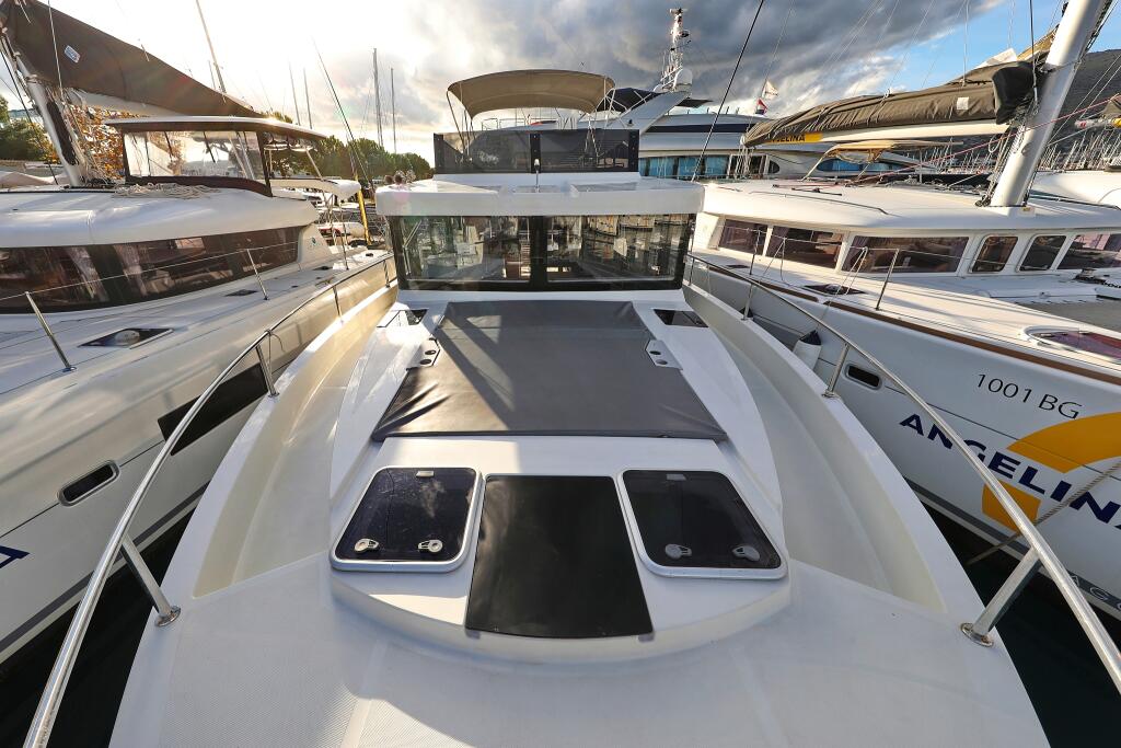 Motor yacht 