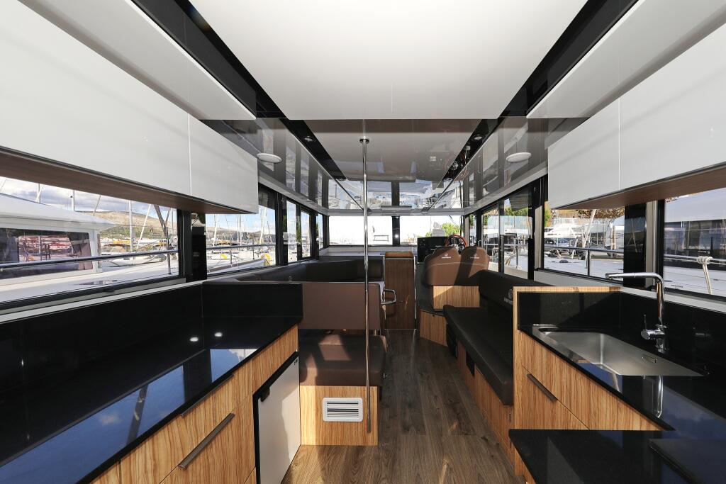 Motor yacht 