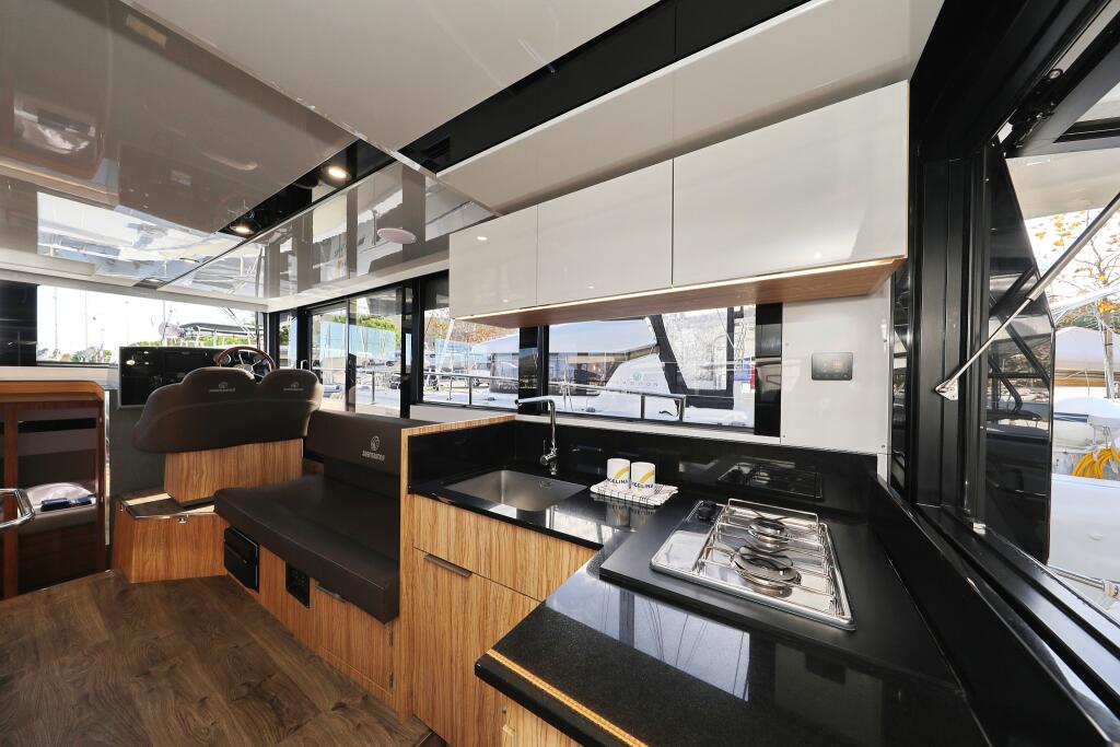 Motor yacht 