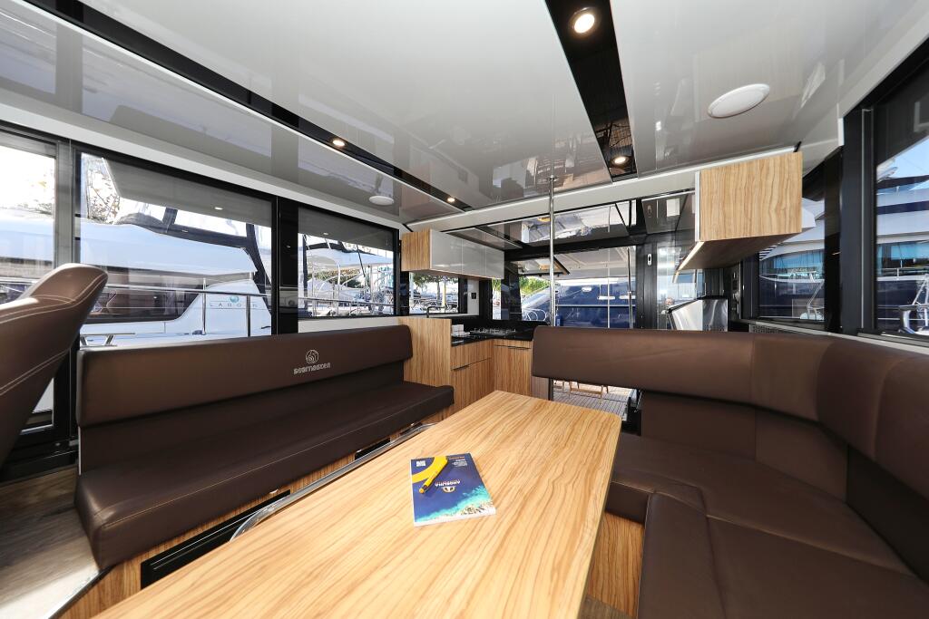 Motor yacht 