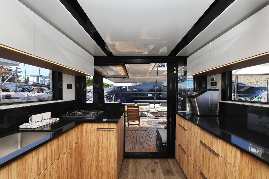 Motor yacht 
