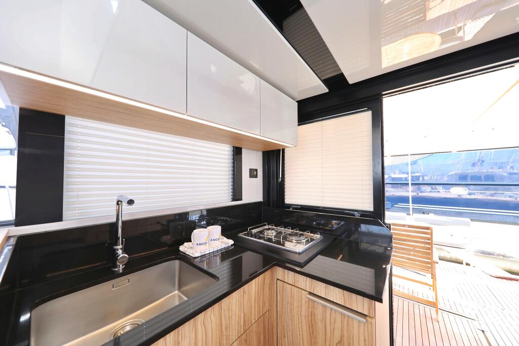 Motor yacht 