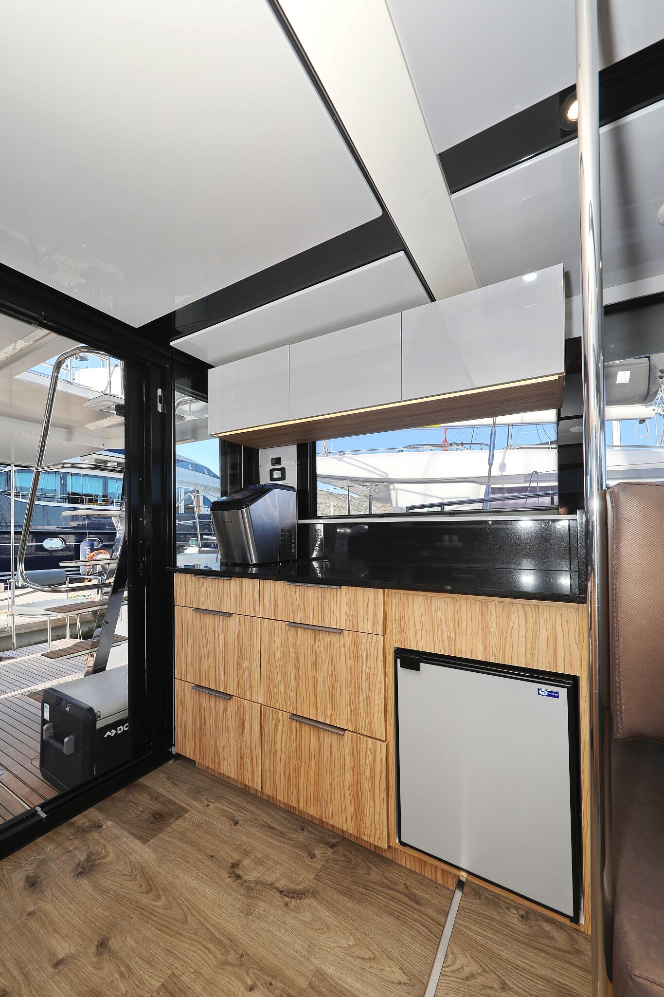 Motor yacht 