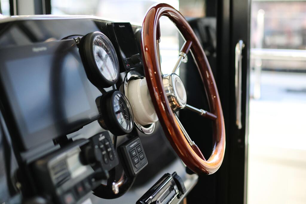 Motor yacht 