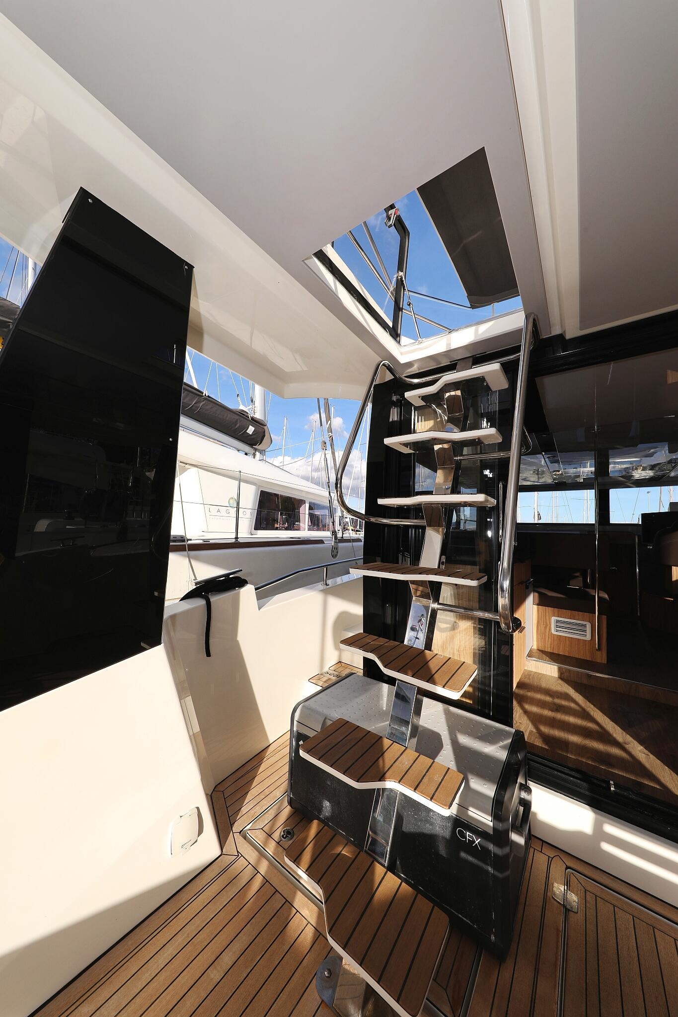 Motor yacht 