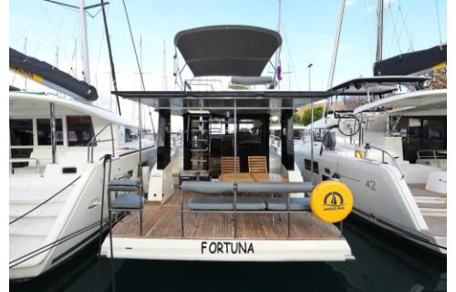 Motor yacht 