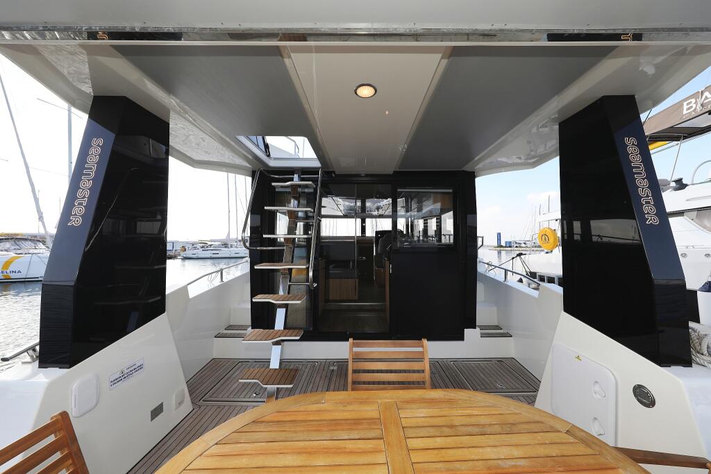 Motor yacht 