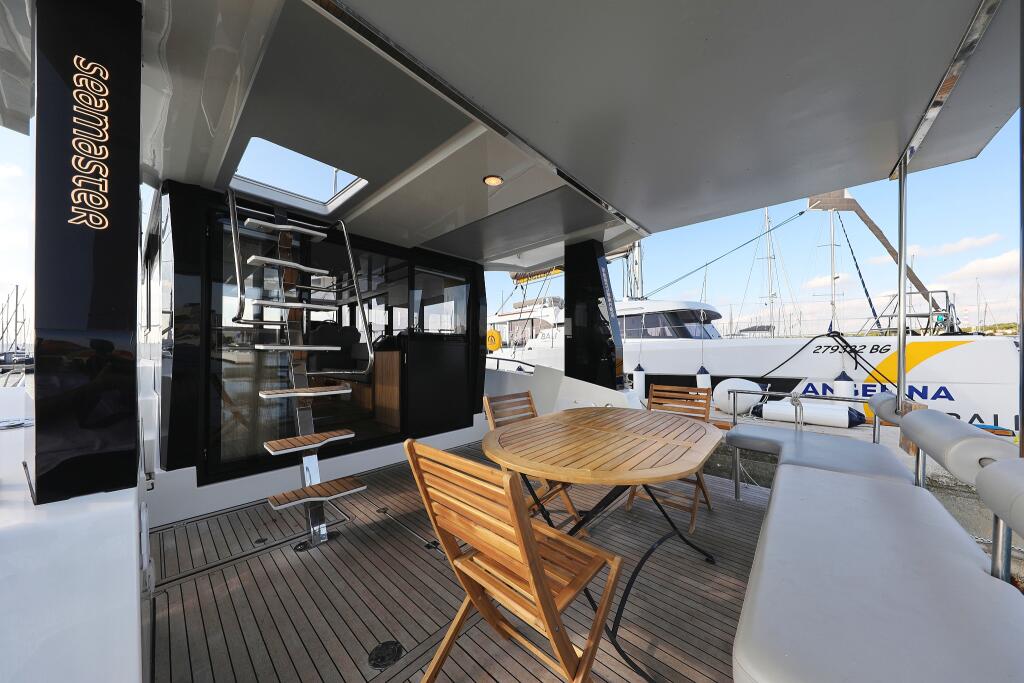 Motor yacht 