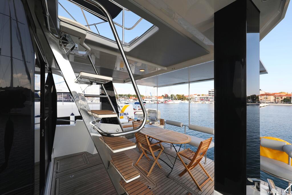 Motor yacht 