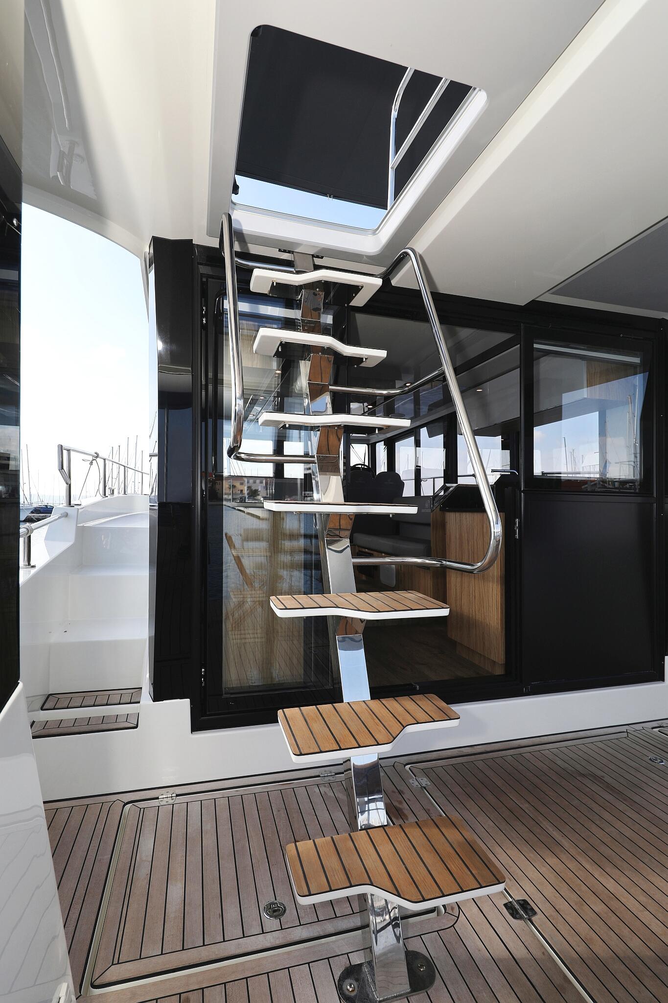Motor yacht 