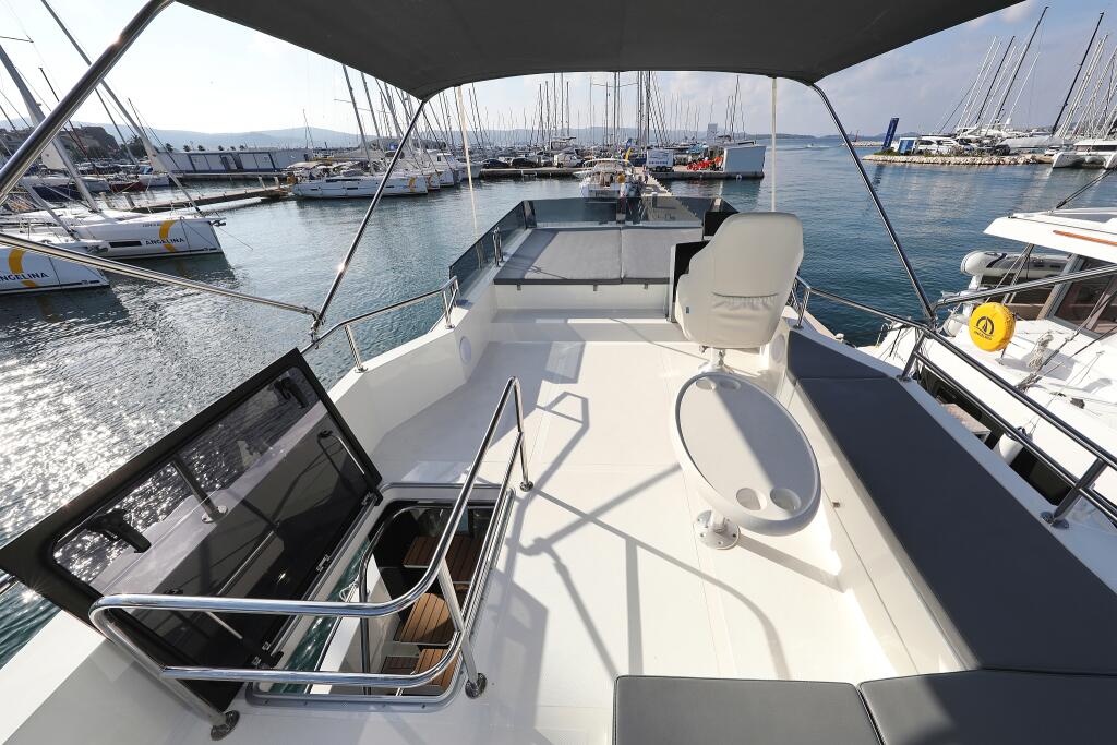 Motor yacht 