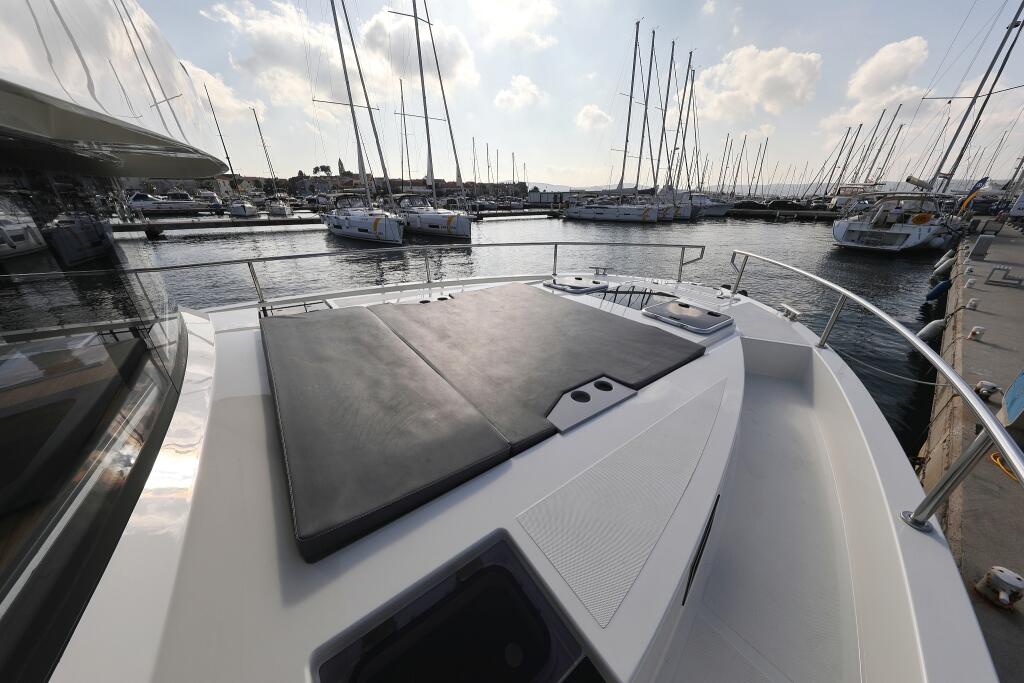 Motor yacht 