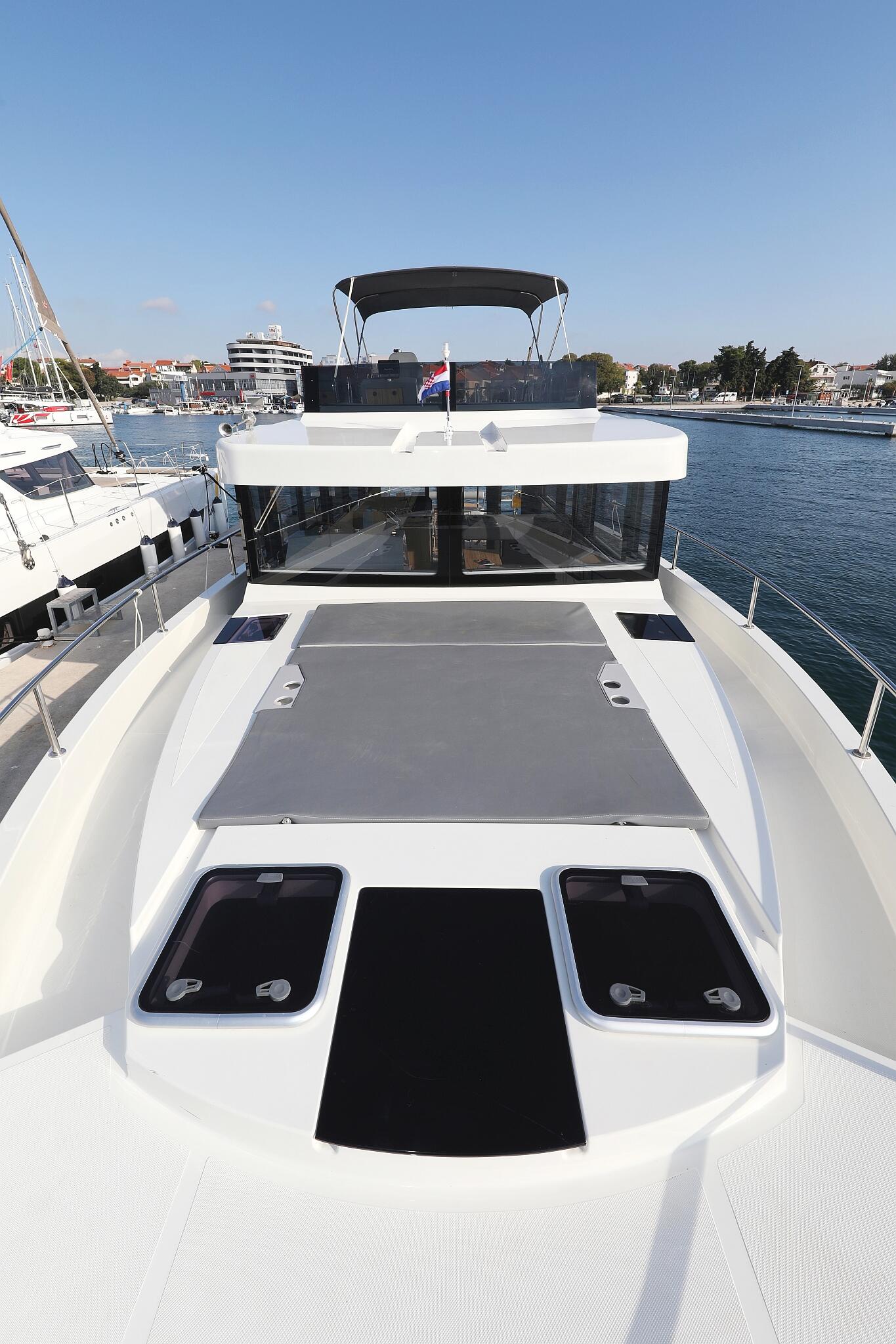 Motor yacht 