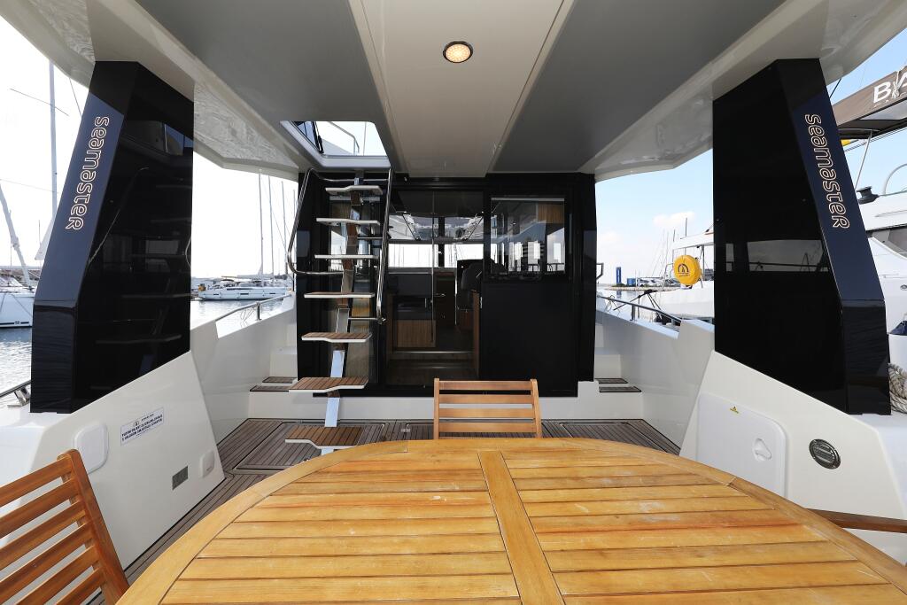Motor yacht 
