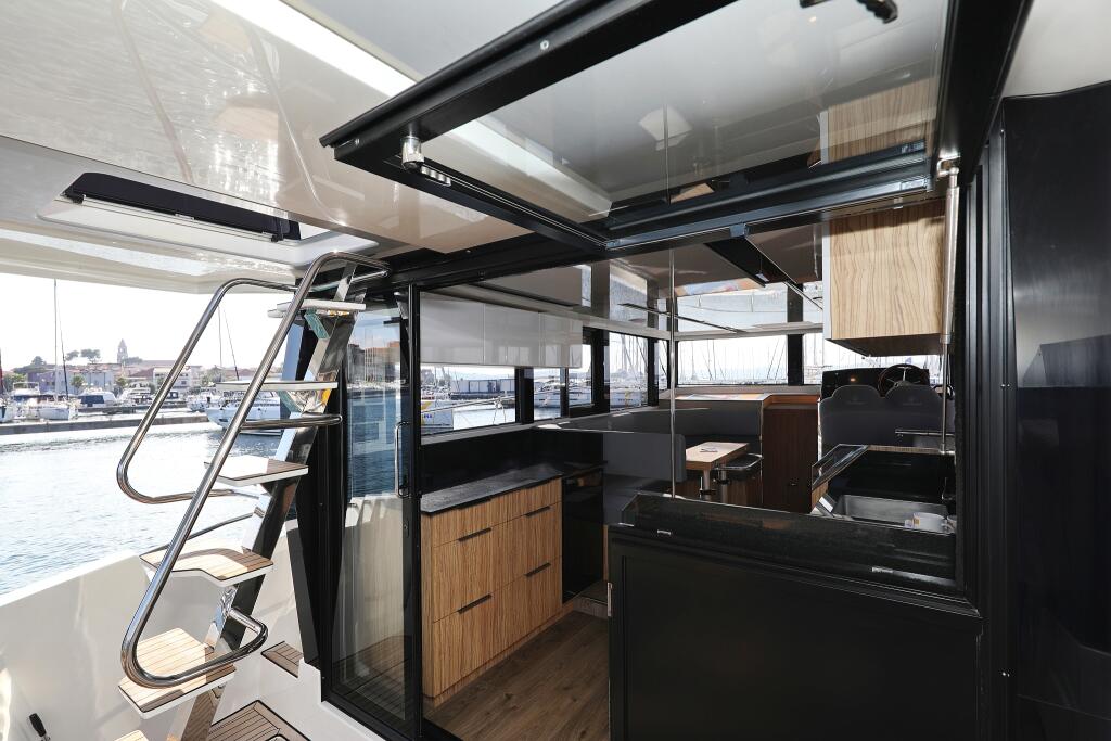 Motor yacht 
