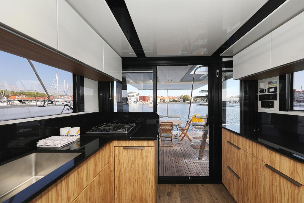 Motor yacht 