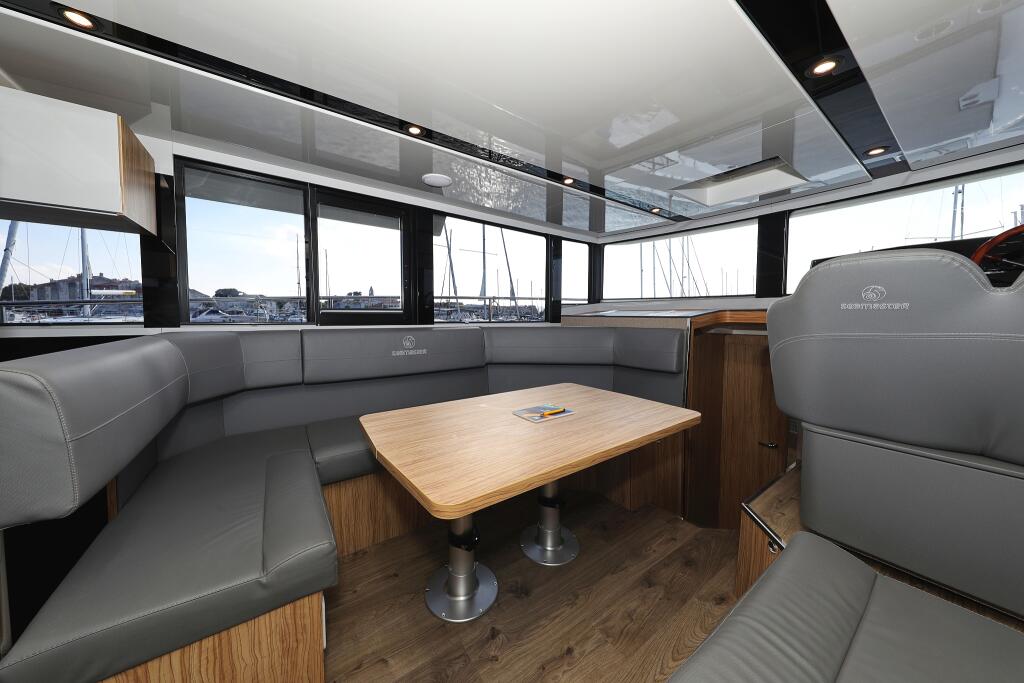 Motor yacht 