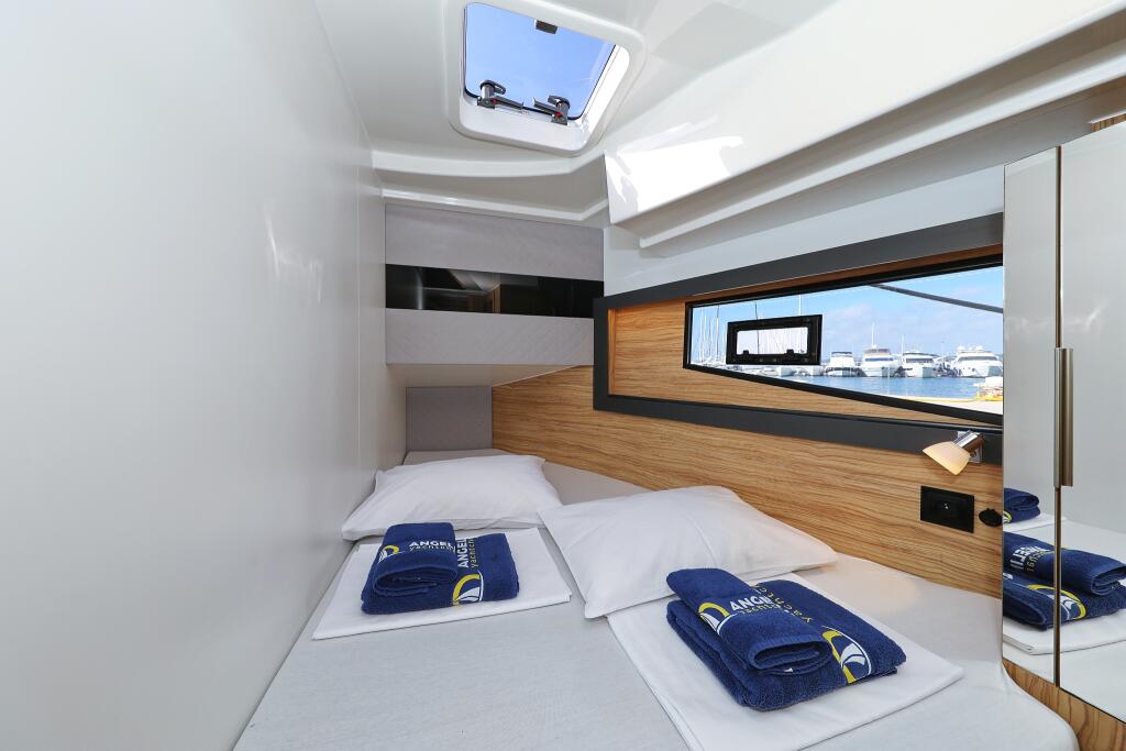 Motor yacht 
