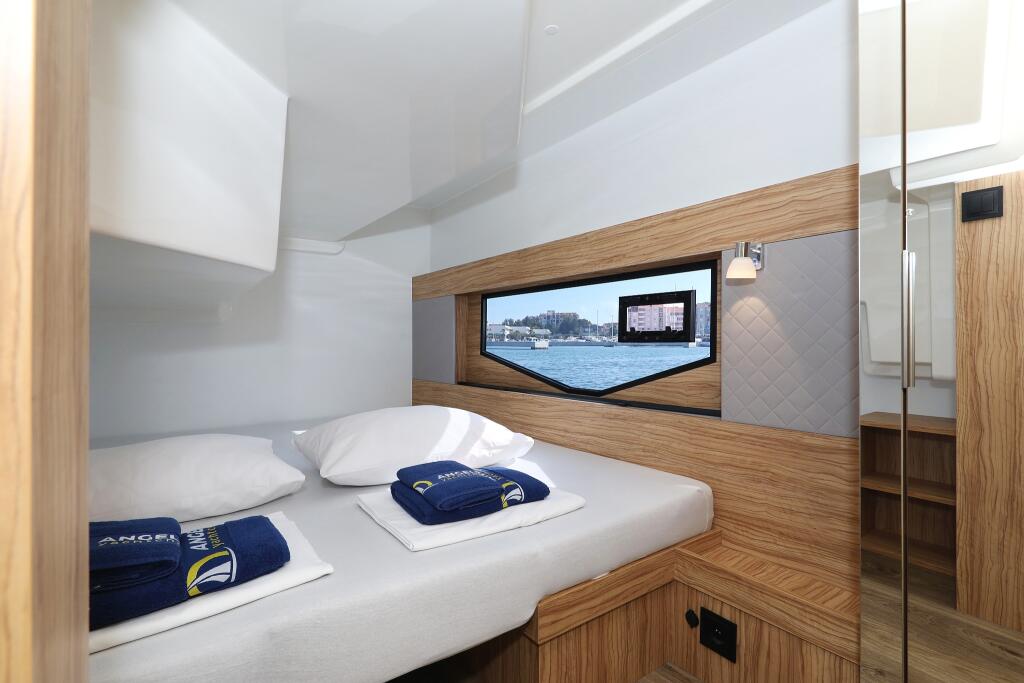 Motor yacht 
