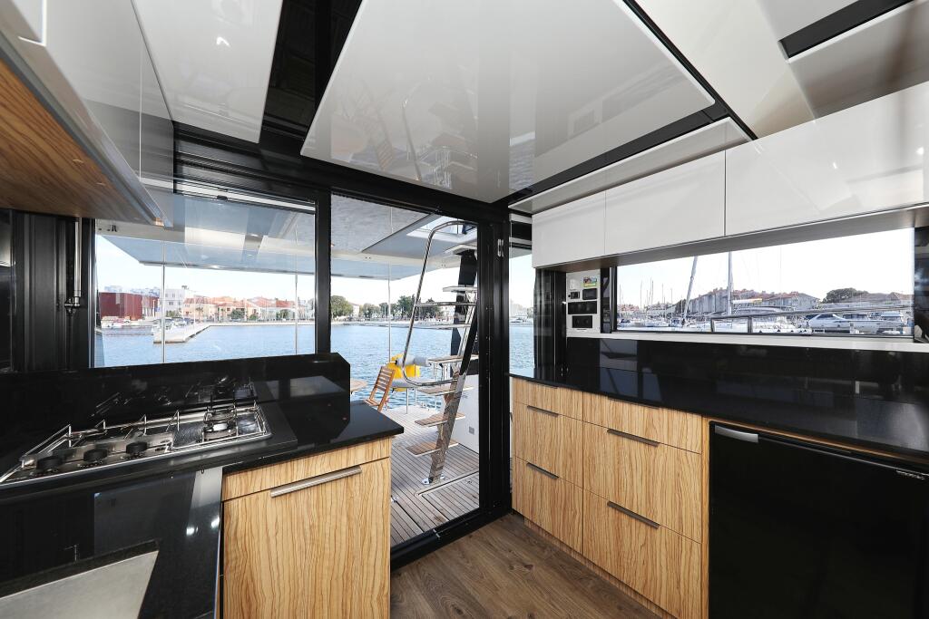 Motor yacht 