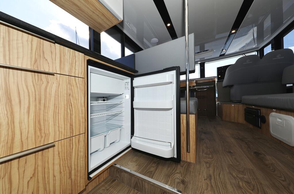 Motor yacht 