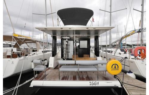 Motor yacht 