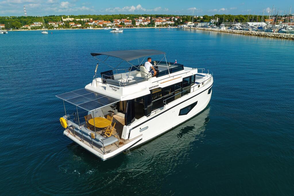 Motor yacht 