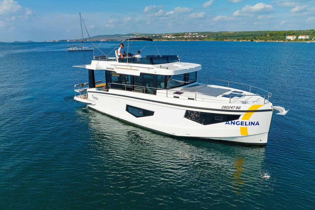 Motor yacht 