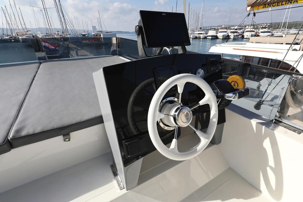 Motor yacht 