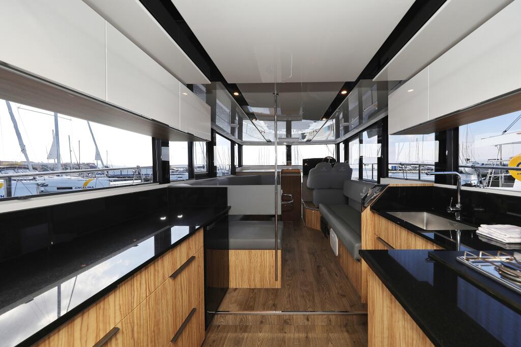 Motor yacht 