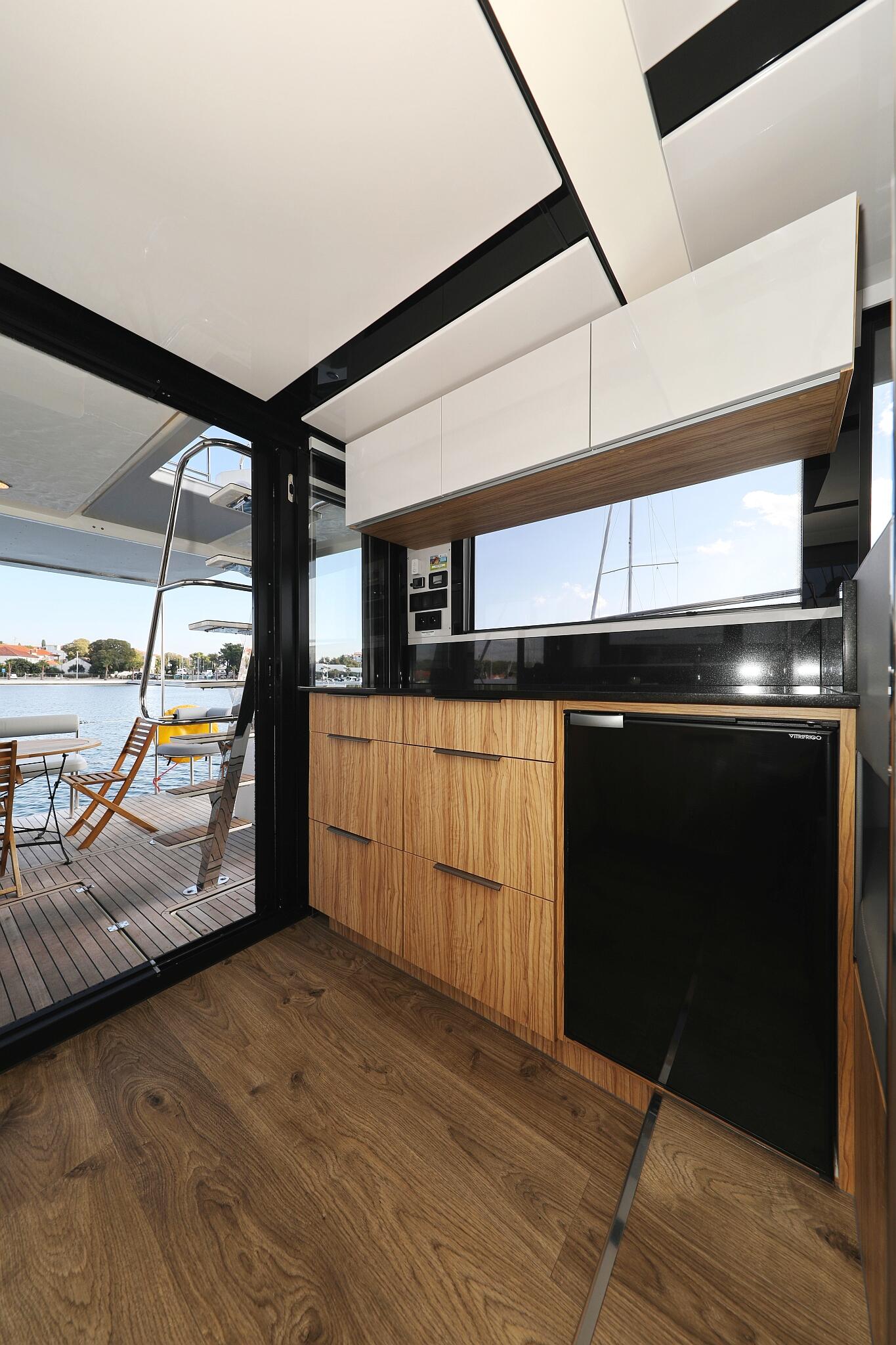 Motor yacht 