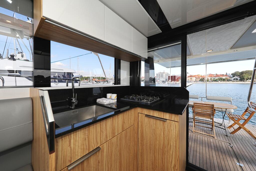 Motor yacht 