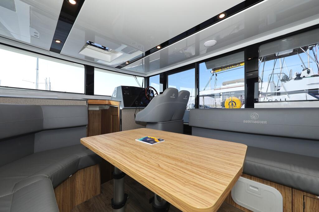 Motor yacht 