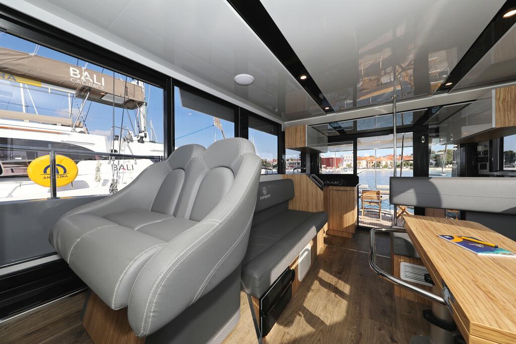 Motor yacht 