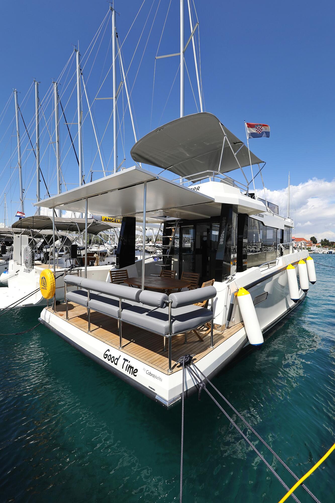 Motor yacht 