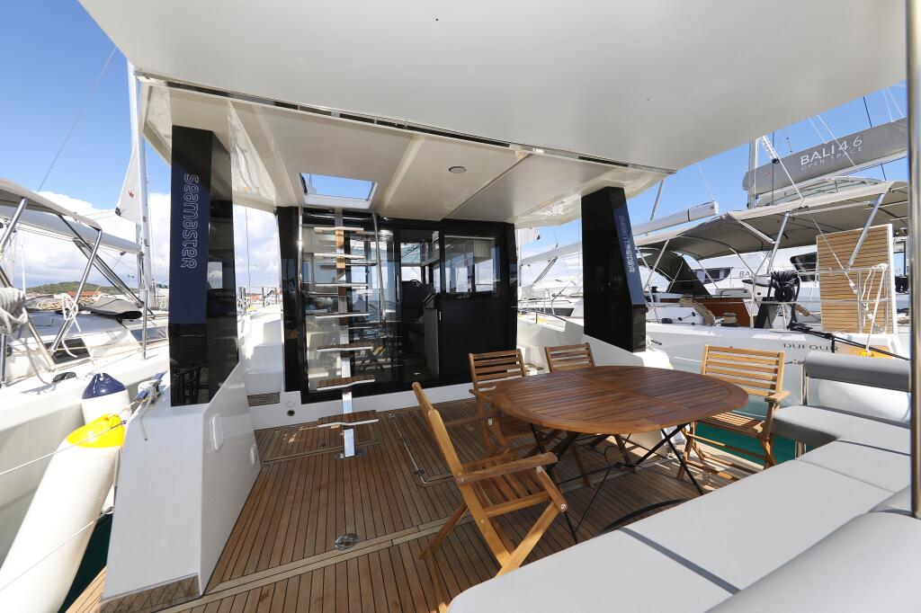 Motor yacht 