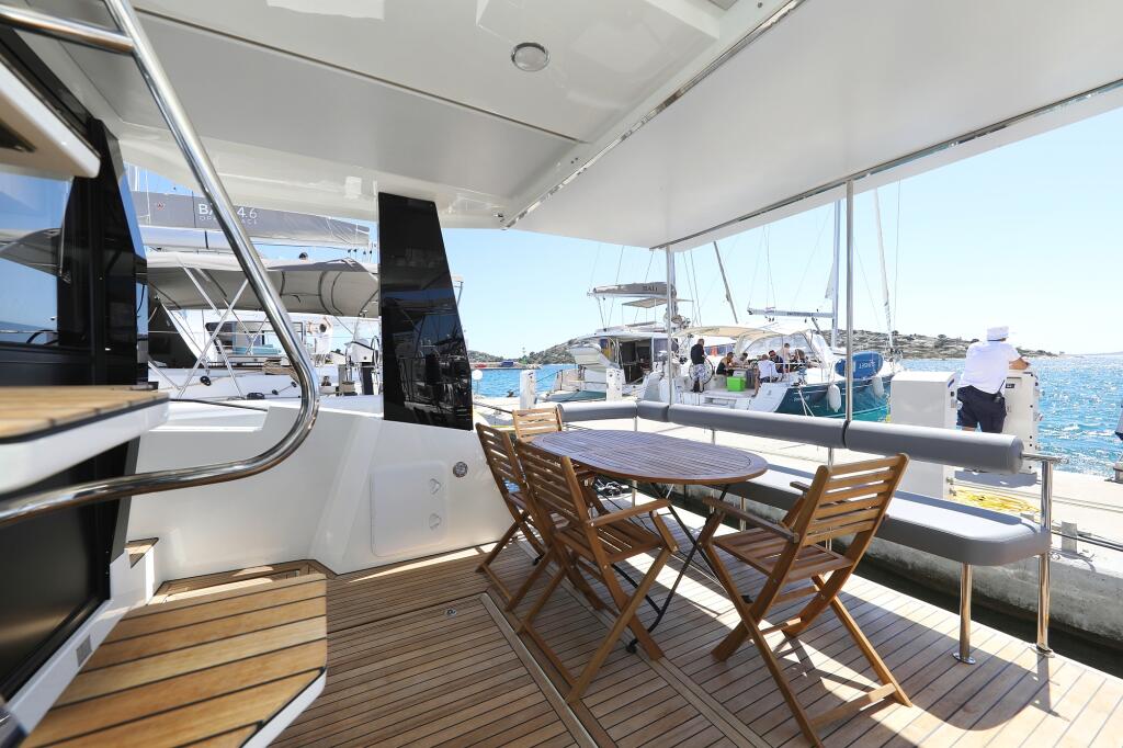Motor yacht 