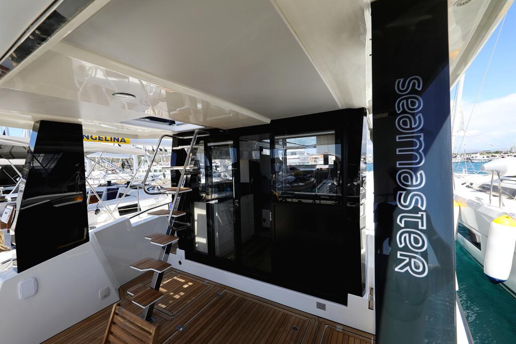 Motor yacht 