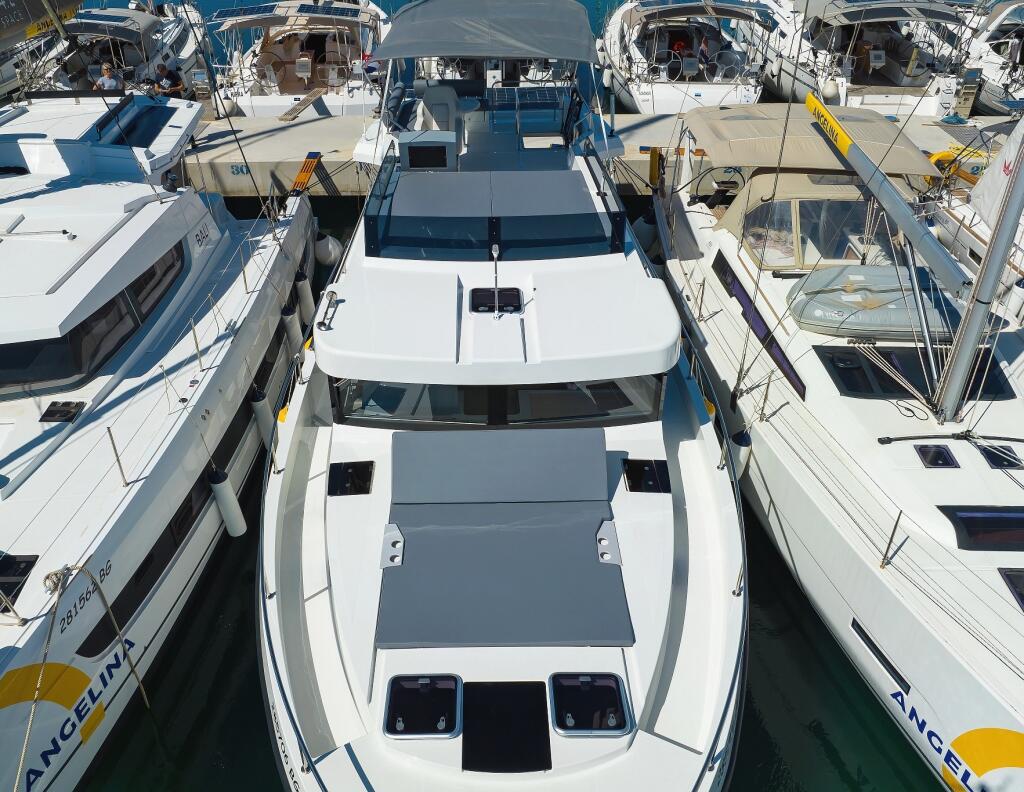 Motor yacht 