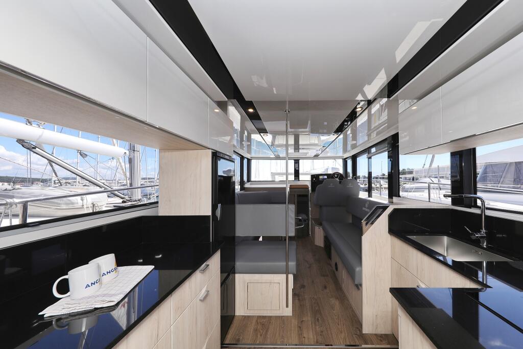 Motor yacht 