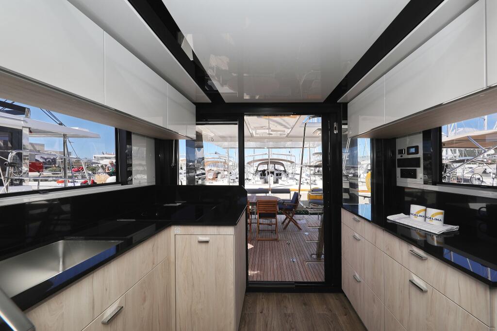 Motor yacht 