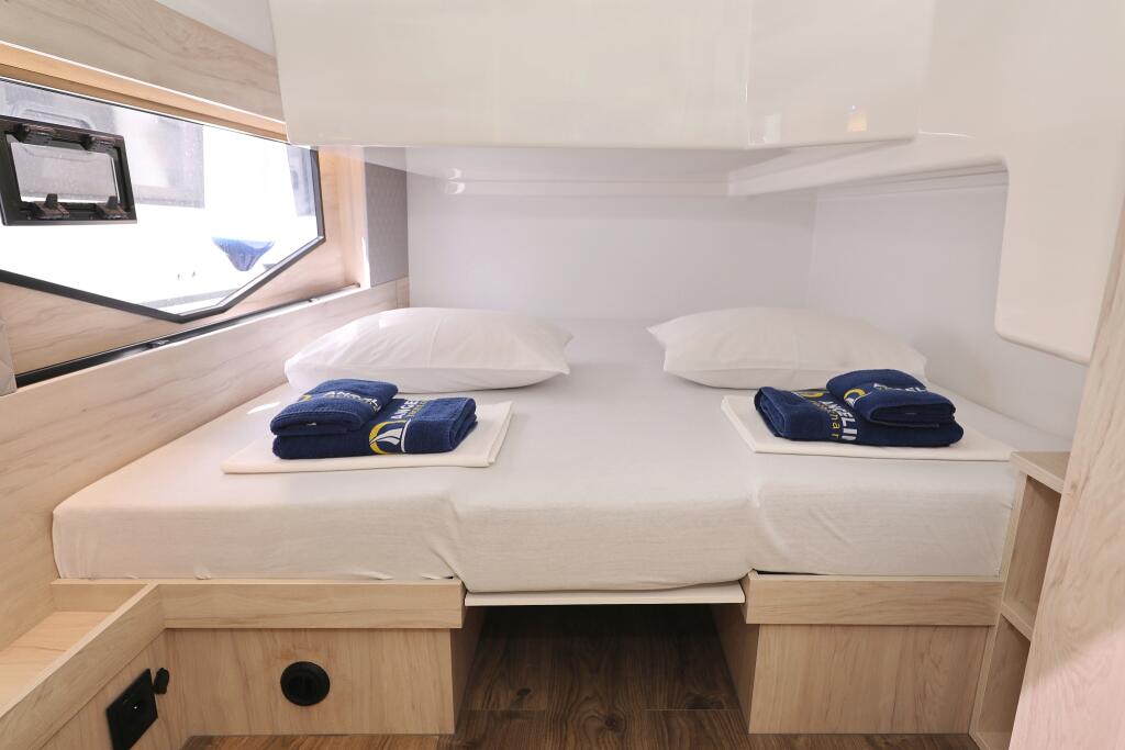Motor yacht 