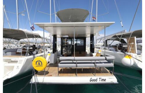 Motor yacht 