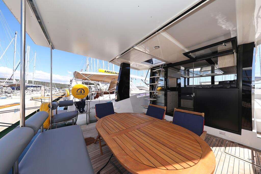 Motor yacht 