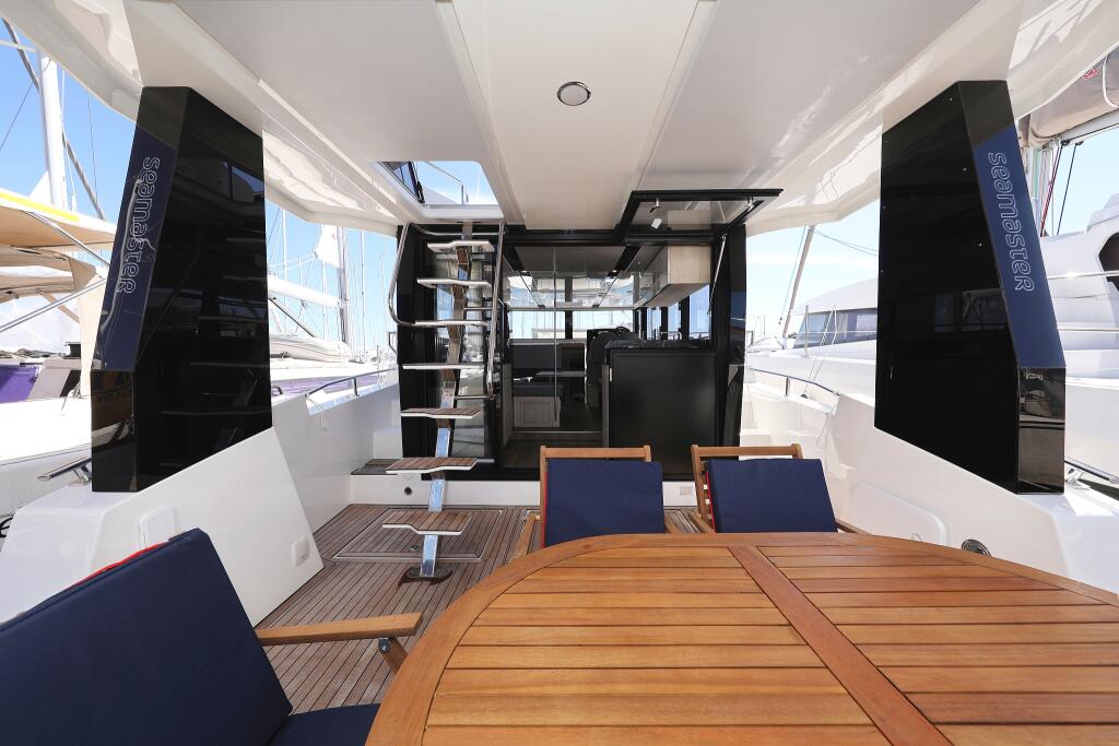 Motor yacht 