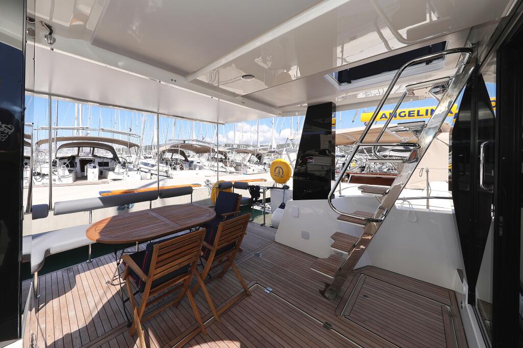 Motor yacht 